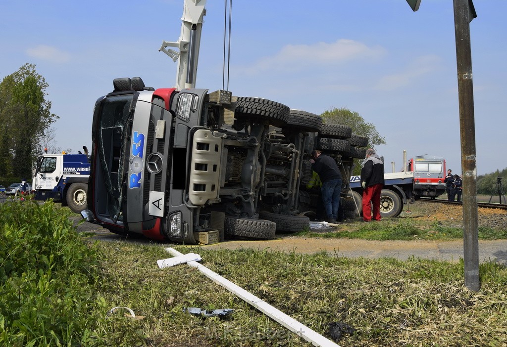 Schwerer VU LKW Zug Bergheim Kenten Koelnerstr P446.JPG - Miklos Laubert